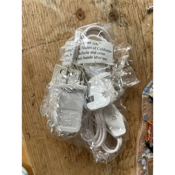 Lemax 2003 Plymouth Corners Captain Joe’s Nautical Antiques Lighted House 35888M - Picture 4 of 10